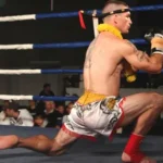 Boxeador tailandés en traje tradicional