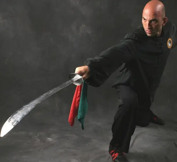 Luchador de Kung fu con espada china Dao