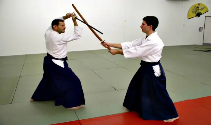Práctica de aikido con espada de madera bokken.