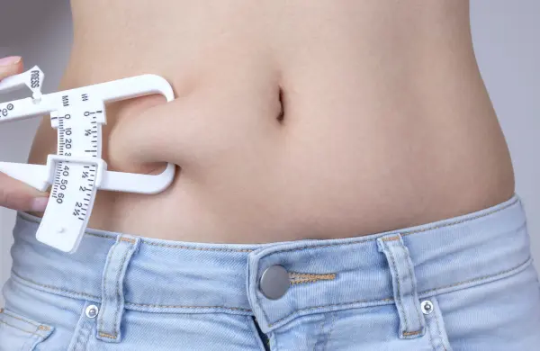 mujer gorda midiendo