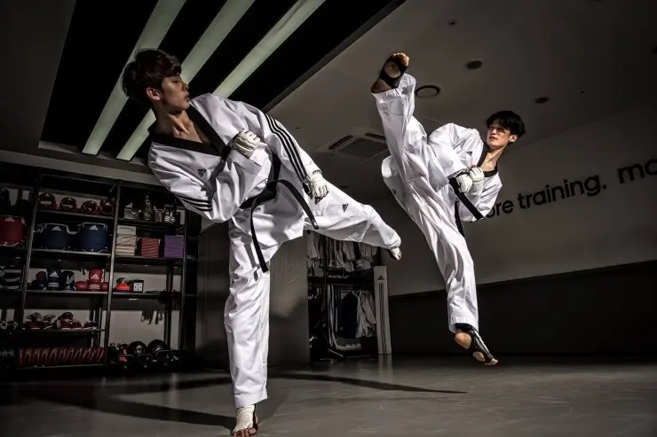 superbes coups de pied de taekwondo