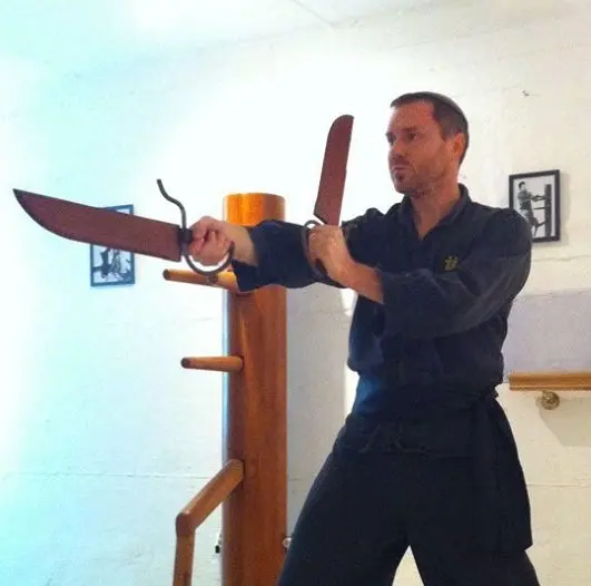 Pratiquer le Wing Chun avec des épées.