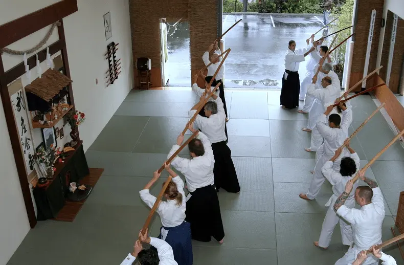 Entraînement-à-l'épée-et-au-bâton-dans-les-armes-d'aïkido