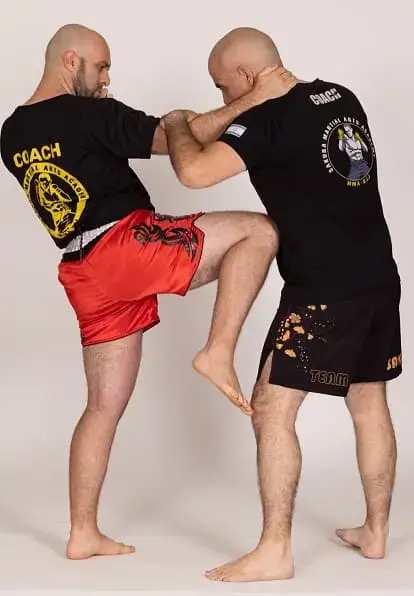 Exposition de corps à corps et de genoux en boxe thaïlandaise
