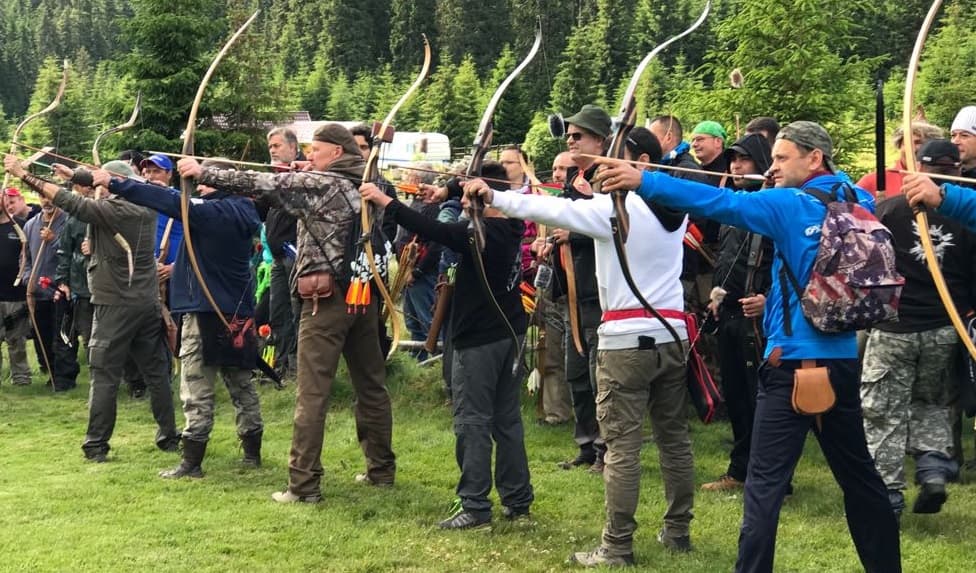 tir à l'arc à l'extérieur en groupe nature