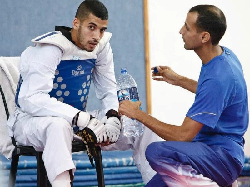 Taekwondo-trener-borilačke-vještine-korejski-i-njegov-učenik-u-natjecanju