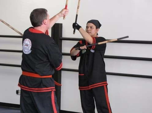 ćwiczące-sztuki-walki-filipiny-arnis