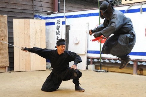 CIĘCIE NINJA MIECZEM