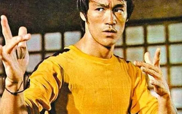 bruce-lee-med-gul-kostym-från-förra-filmen